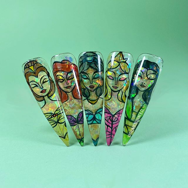 Uñas estilo vitral de las princesas de disney