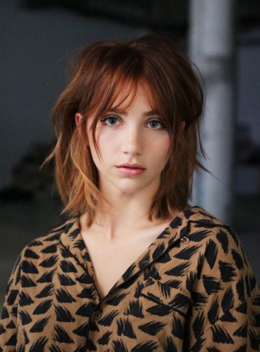 Chica de cabello cobrizo, en corte bob con fleco de cortina