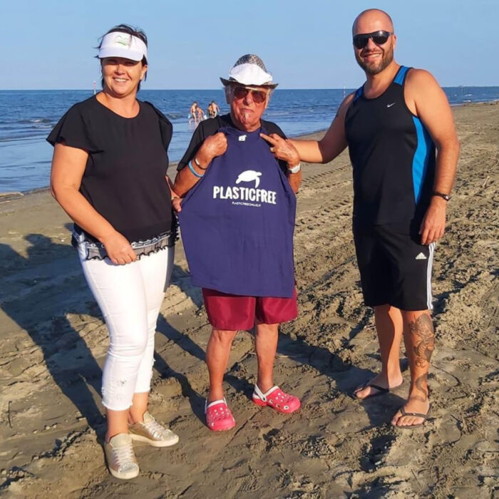 Hombre anciano limpia la basura de las playas de Venecia