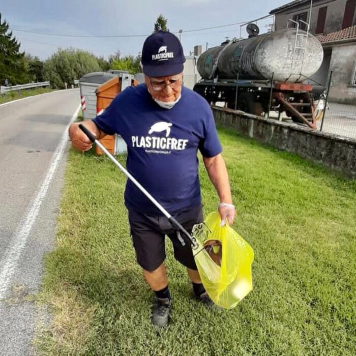 Hombre anciano limpia la basura de las playas de Venecia