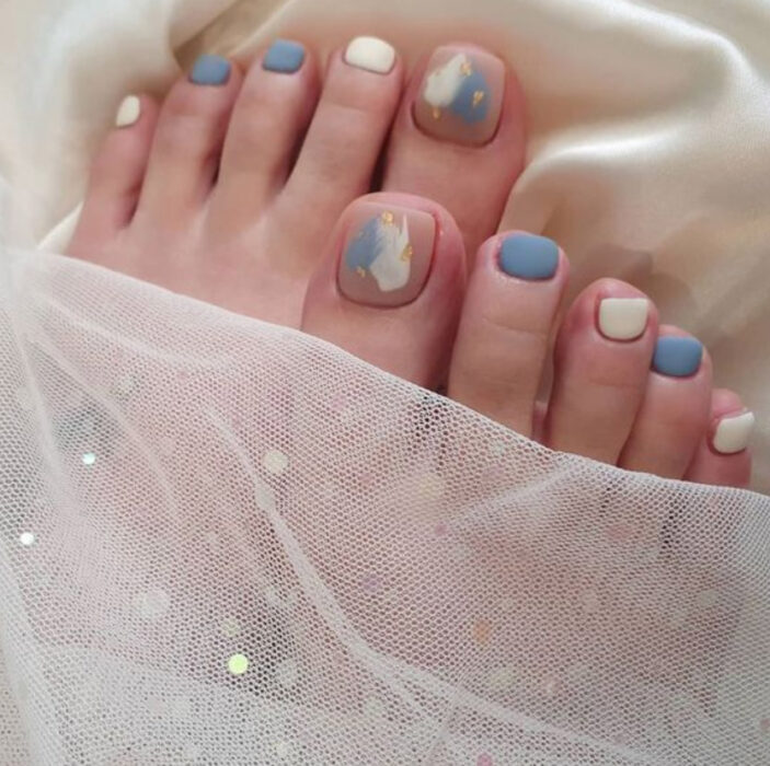 Pedicura en colores blanco y azul cielo