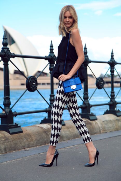 Chica usando pantalones de rombos con blusa negra