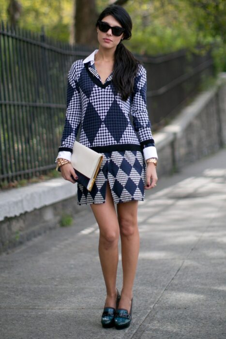 Chica luciendo un outfit de rombos