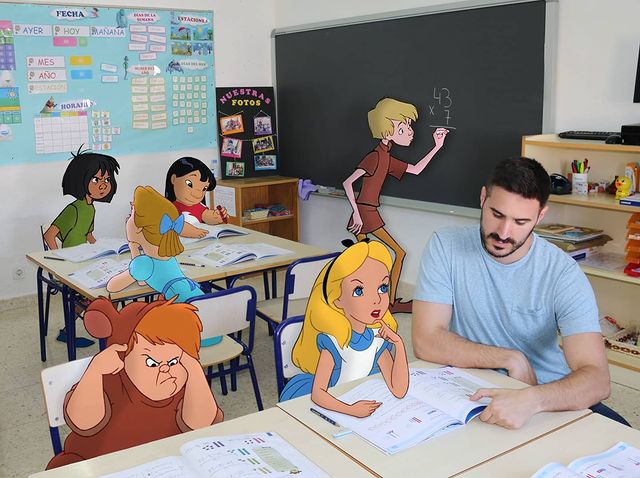 Samuel MB con personajes de disney en salón de clases