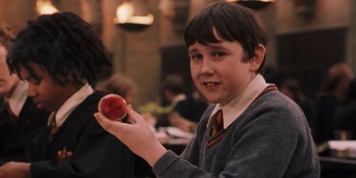 Neville Longbottom sosteniendo en su mano una pelota recordadora 