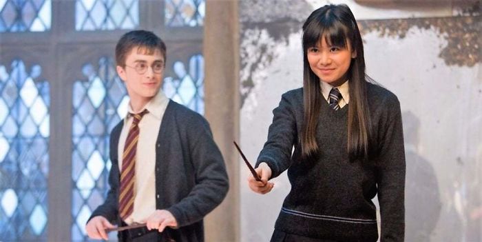 Escena de Harry Potter en la que él y una chica están aprendiendo magia 