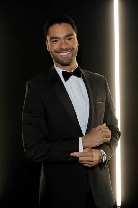 Actor Regé-Jean Page usando traje