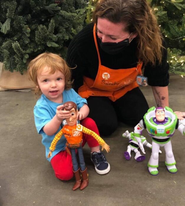 Niño junto a sus muñecos Woody y Buzz Lightyear; Niño se reencuentra con su muñeco Woody