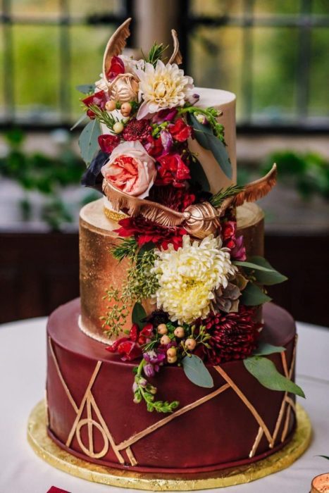 Pastel de bodas en color vino inspirado en Harry Potter