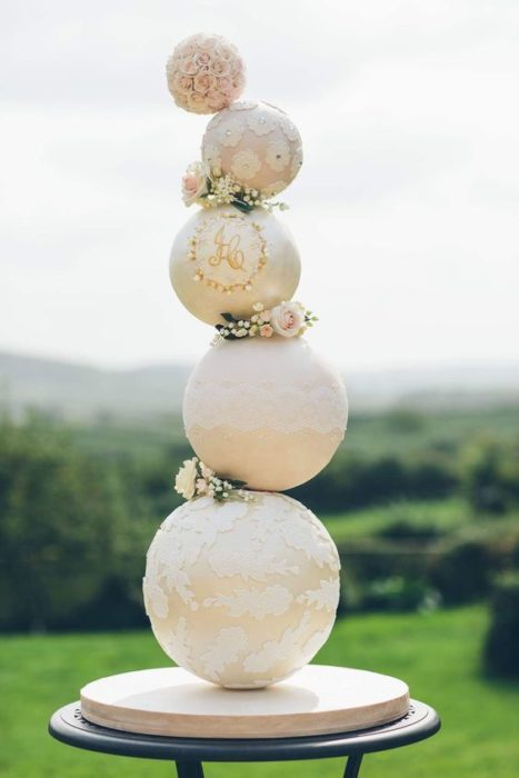 Pastel de bodas en forma de esferas
