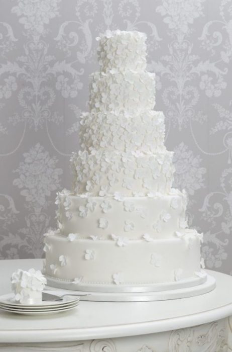 Pastel de bodas con decorado de mariposas blancas
