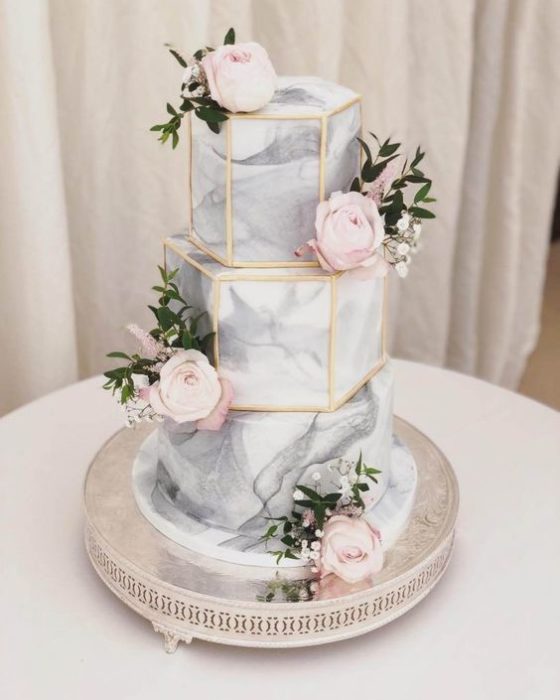 Pastel de bodas en forma de hexágonos con efecto mármol