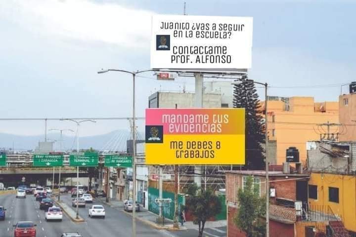 Meme de una pancarta en la que profesora pide tareas a sus alumnos