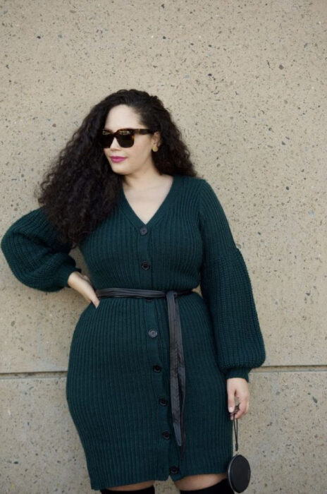 Mujer curvy vestida con un vestido azul petróleo con botones y cinturón