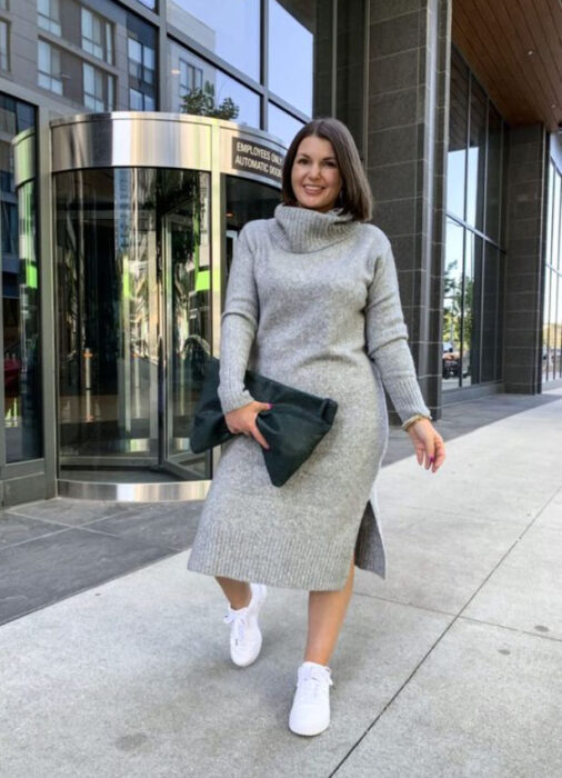 Mujer curvy usando un vestido gris de cuello alto