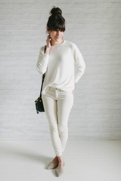 Chica vistiendo un total white look con pantalones, jeans y blusa blanca