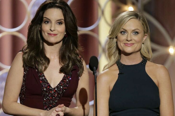 Tina Fey y Amy Poehler presentando un premio juntas durante un evento de gala 