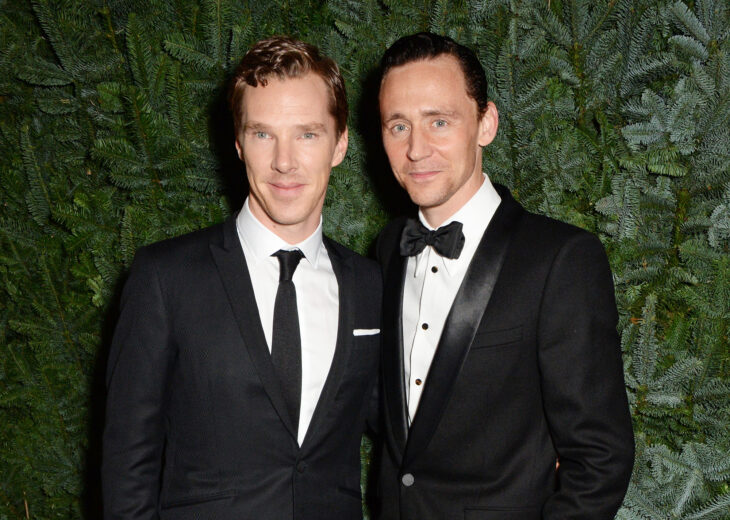 Benedict Cumberbatch y Tom Hiddleston posando juntos para una fotografía en la alfombra roja 