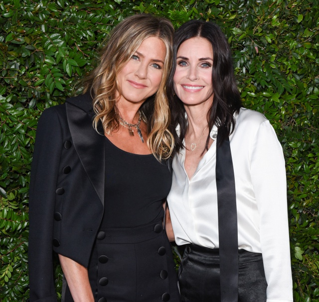 Jennifer Aniston y Courteney Cox posando juntas para una fotografía 