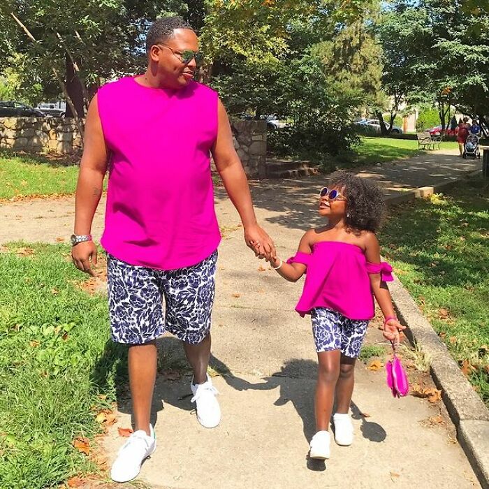 Padre e hija llevando outfits a juego en color rosa fucsia; Michael Gardner y Ava; Papá crea más de 200 outfits a juego con su hija para ayudarle a sentirse segura