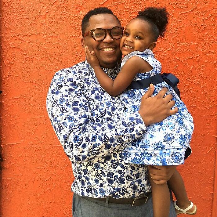 Padre e hija llevando prendas a juego con estampados florales; Michael Gardner y Ava; Papá crea más de 200 outfits a juego con su hija para ayudarle a sentirse segura
