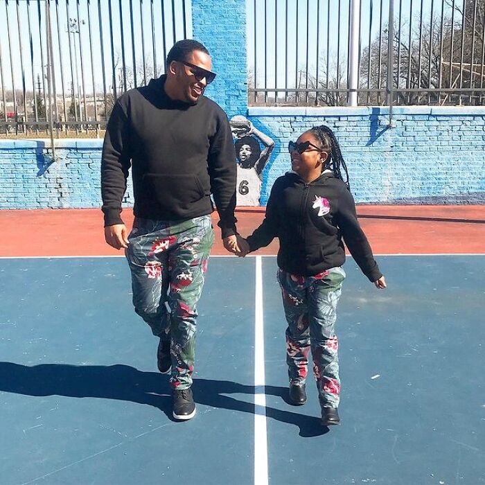 Padre e hija llevando conjuntos deportivos a juego; Michael Gardner y Ava; Papá crea más de 200 outfits a juego con su hija para ayudarle a sentirse segura