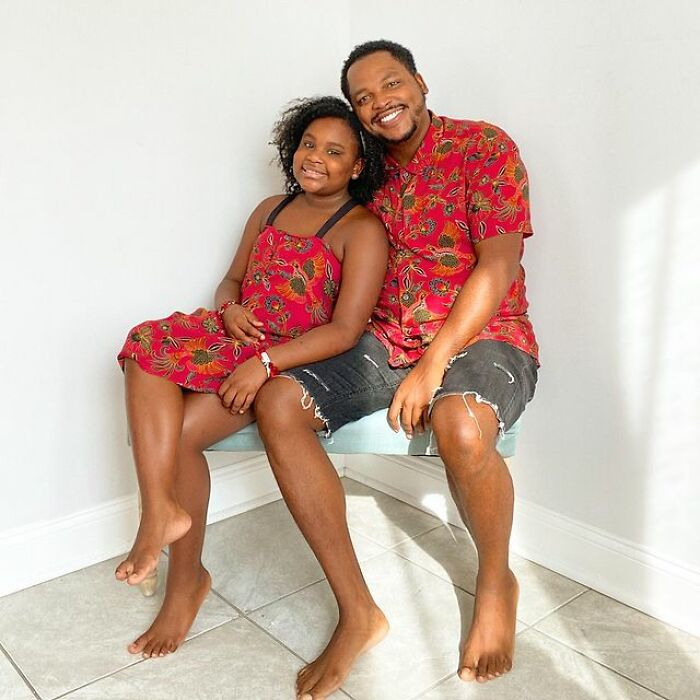 Padre e hija llevando playeras a juego en color rojo; Michael Gardner y Ava; Papá crea más de 200 outfits a juego con su hija para ayudarle a sentirse segura