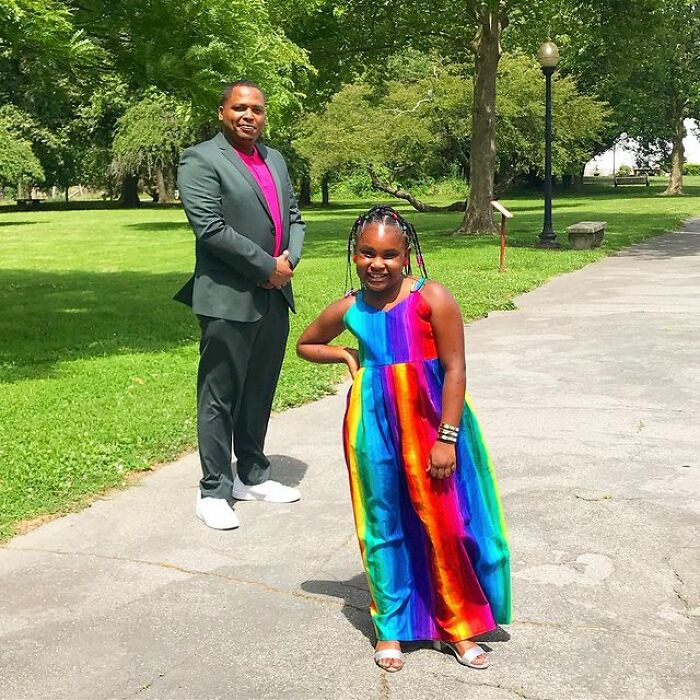 Padre e hija llevando piezas a juego en color rosa fucsia; Michael Gardner y Ava; Papá crea más de 200 outfits a juego con su hija para ayudarle a sentirse segura