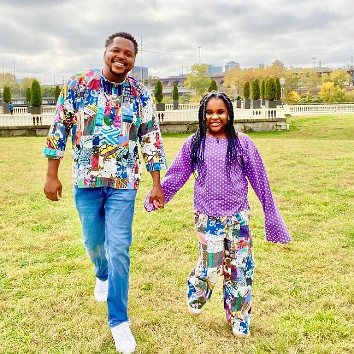 Padre e hija llevando conjuntos a juego en colores claros; Michael Gardner y Ava; Papá crea más de 200 outfits a juego con su hija para ayudarle a sentirse segura