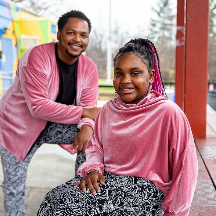 Padre e hija llevando prendas a juego en tonos rosa pastel y estampados floreados; Michael Gardner y Ava; Papá crea más de 200 outfits a juego con su hija para ayudarle a sentirse segura