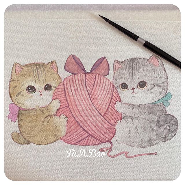 Ilustración kawaii de gatitos naranja y gris con una bola de estambre