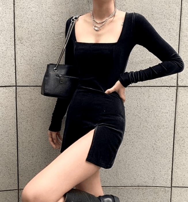 chica con un vestido negro de terciopelo de manga larga, escote cuadrado y abertura en la pierna