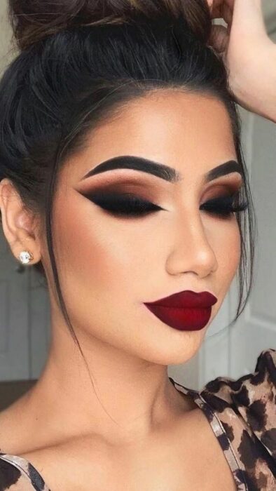 Chica con los ojos maquillados al estilo Smoke Eyes con un delineado amplio