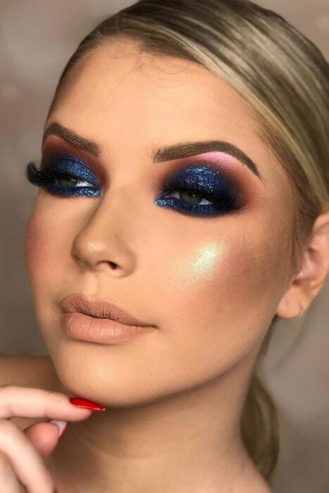 Chica con los ojos maquillados al estilo Smoke Eyes en color azul con matices rosas