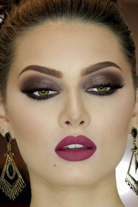 Chica con los ojos maquillados al estilo Smoke Eyes en tonos morados