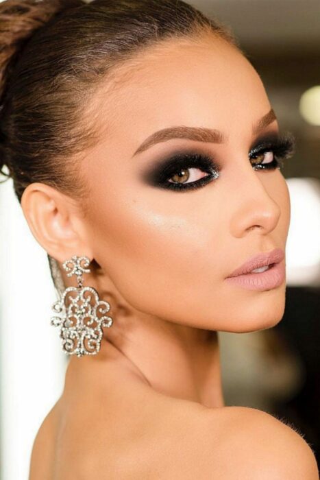 Chica con los ojos maquillados al estilo Smoke Eyes