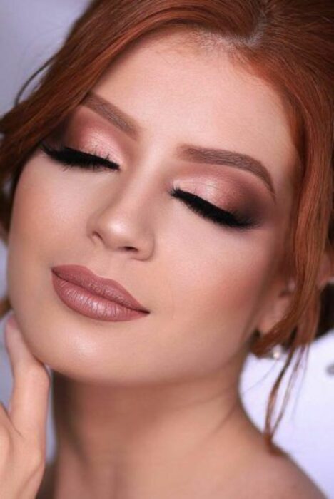 Chica con los ojos maquillados al estilo Smoke Eyes en tonos rosas y dorados