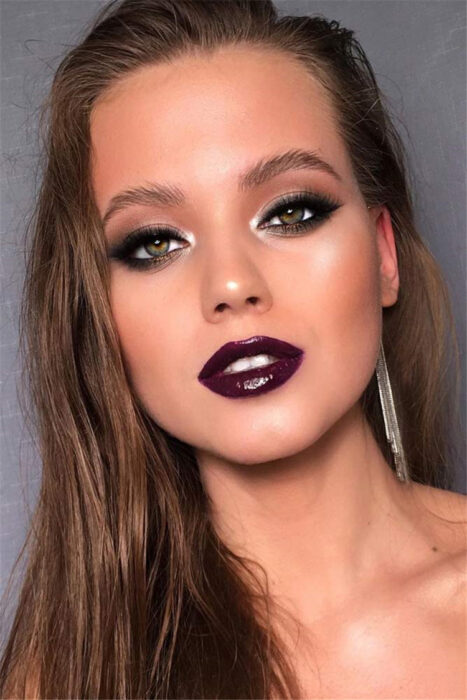 Chica con los ojos maquillados al estilo Smoke Eyes en tonos negros y rosas