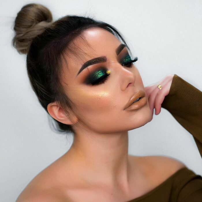 Chica con los ojos maquillados al estilo Smoke Eyes