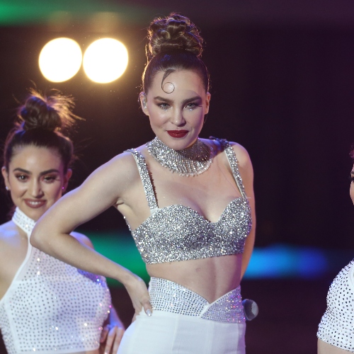 Belinda con traje como Selena color plateado