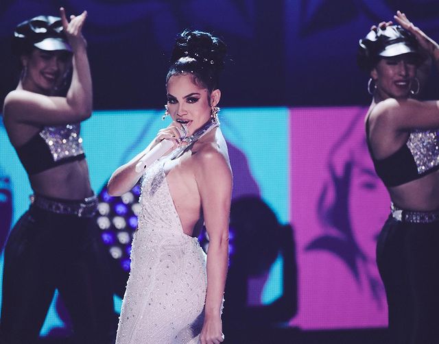 Natti Natasha vestida como Selena con traje blanco