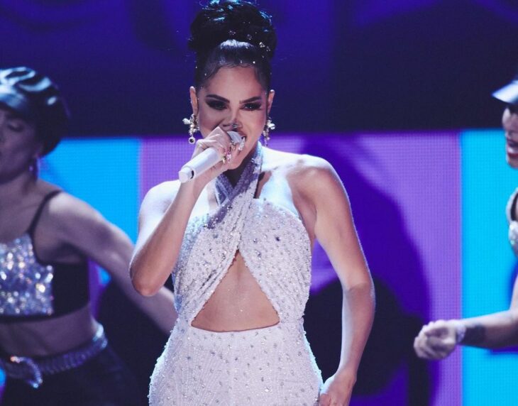 Natti Natasha vestida como Selena con traje blanco