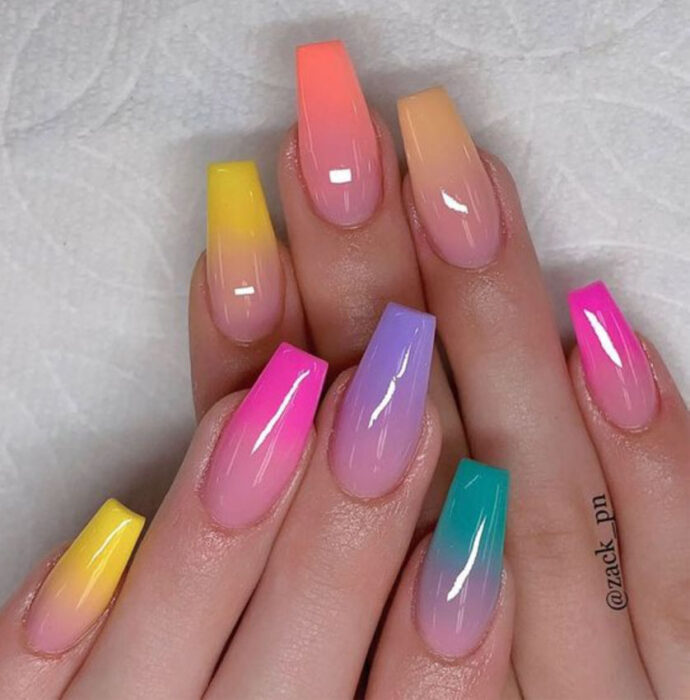Manicura de acrílico estilo aesthetic estilo ombre, de diferentes colores en cada uña