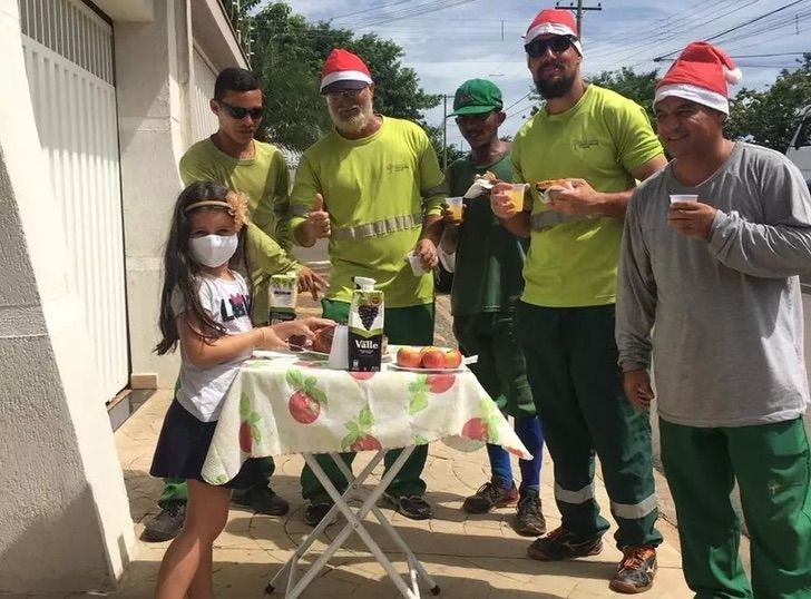 Sofia Tolini y los recolectores de basura a quienes recibió con un rico desayuno