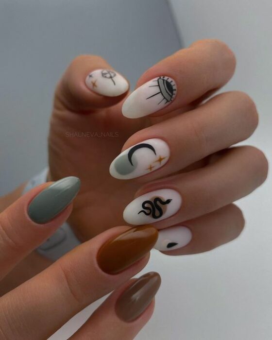 Chica con uñas blancas con toques de verde y marrón; Uñas para chicas que aman el ocultismo