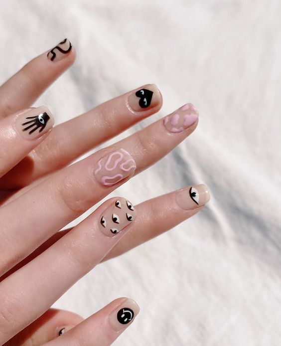 Chica con uñas de fondo natural y estampado de ojos; Uñas para chicas que aman el ocultismo