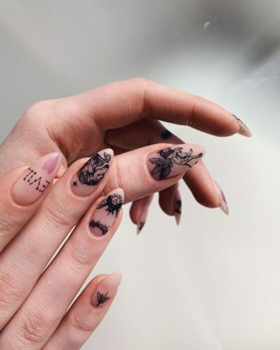 Chica con uñas claras con diseños inspirados en demonios; Uñas para chicas que aman el ocultismo