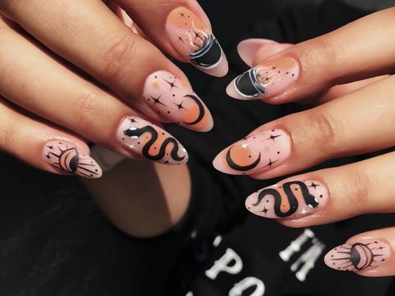 Chica con uñas de fondo natural y estampado de esferas naranjas y serpientes; Uñas para chicas que aman el ocultismo