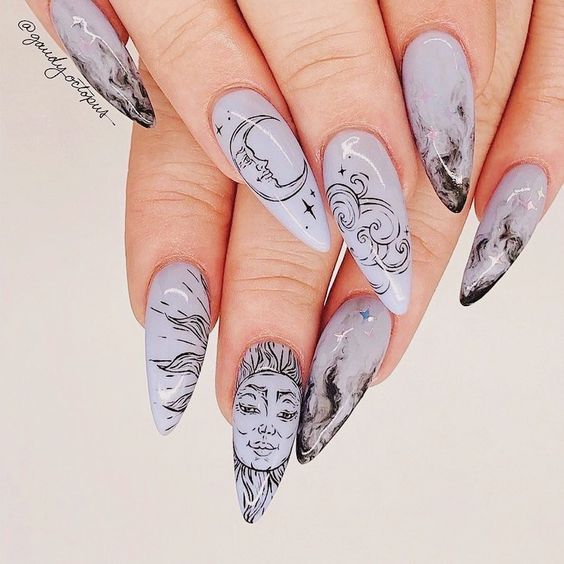 Chica con uñas grises con detalles pintados a mano; Uñas para chicas que aman el ocultismo