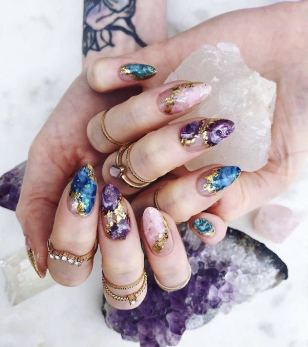 Chica con uñas en estilo cuarzo; Uñas para chicas que aman el ocultismo
